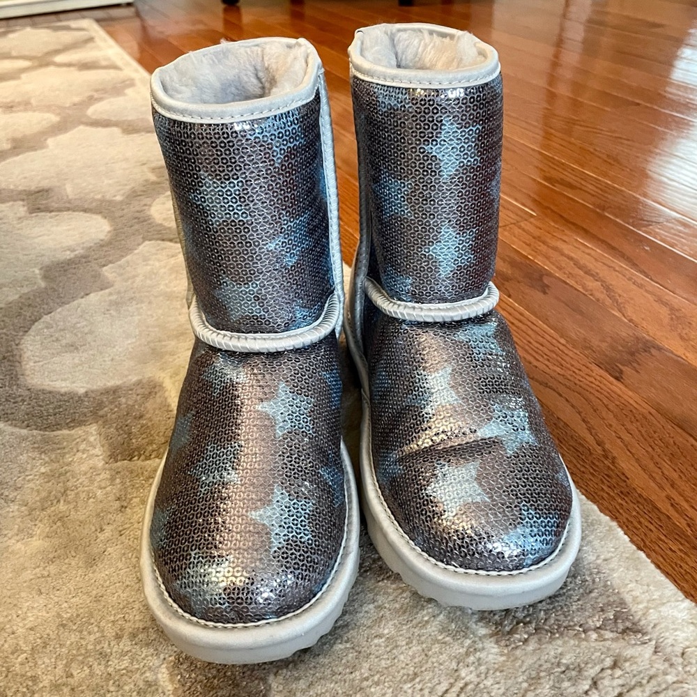 EUC UGG Classic Short II Sequin Stars Big Girl 5/Woman’s 7! Practically NEW!